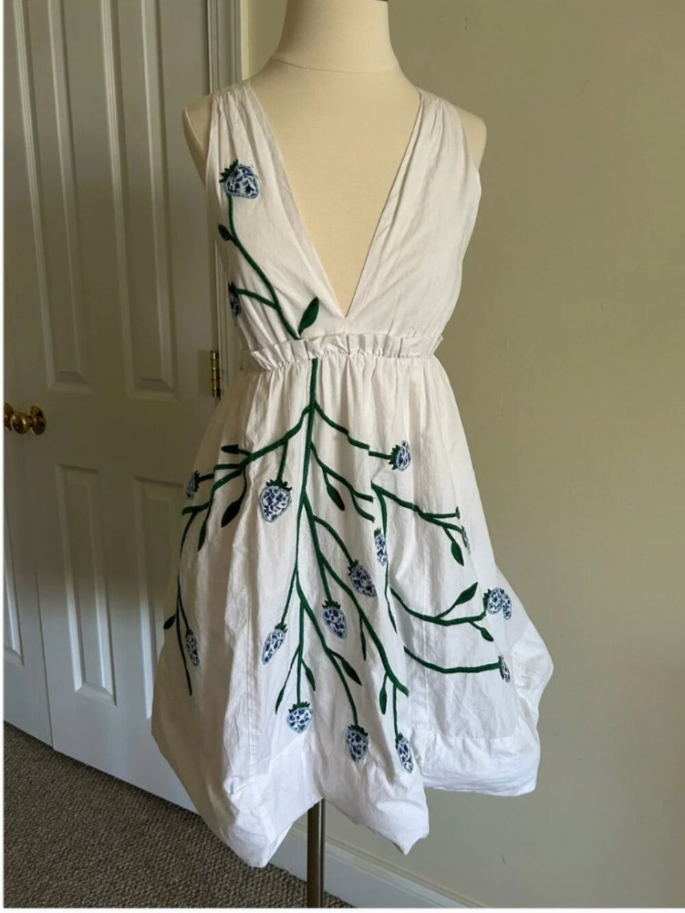 Anthropologie Maeve Fruit Strawberry Embroidered Cotton White Dress size XS - Picture 2 of 9